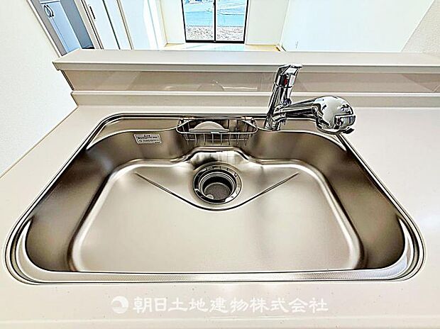 浄水器一体型蛇口付きのキッチンです。きれいな水を手軽に使え、料理や飲用に安心で快適な生活をサポートします。