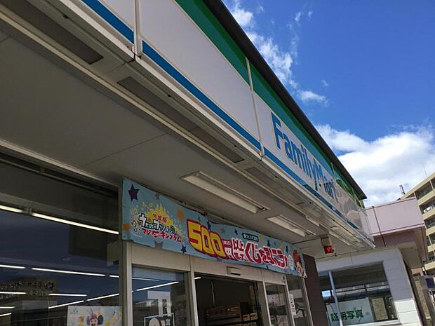 ファミリーマート西武狭山ヶ丘駅前店まで徒歩8分 603m!必要なときに気軽に利用できる距離にあり、日々の生活を快適にサポートします。