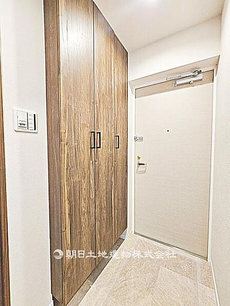 【玄関】広々とした玄関です。明るく開放感があり、靴や小物を整理できる収納も備え、家族や来客を気持ちよく迎えられます。