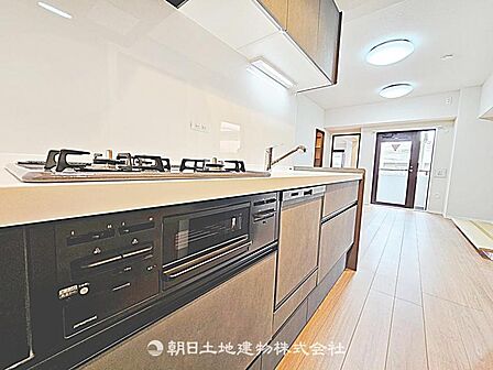 【キッチン】リビングを見渡せる対面キッチンです。調理中も家族との会話がしやすく、日常のコミュニケーションが広がります。