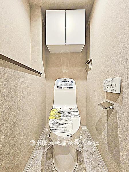 【トイレ】シャワートイレ付きのトイレです。快適性に配慮した設備で、毎日の使用を気持ちよくサポートします。