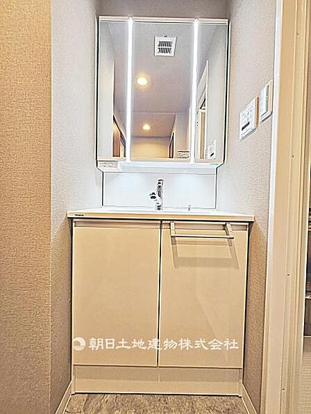 【洗面所】収納力のある3面鏡付き洗面台です。身支度がしやすく、洗面用品もすっきり片付けられる実用的な空間です。