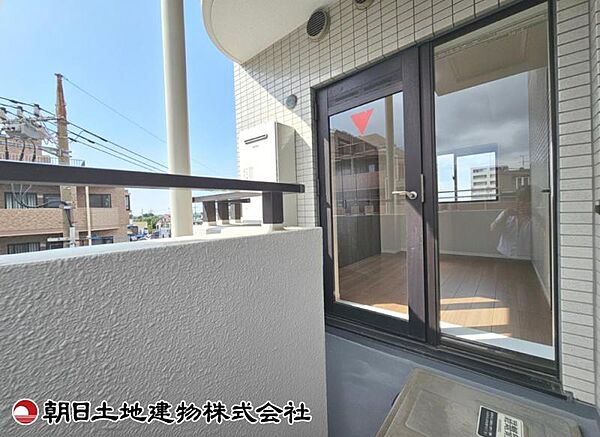 【バルコニー】バルコニー付きの住まいです。日差しが差し込み、風通しも良く、洗濯やおうち時間を快適に過ごせます。