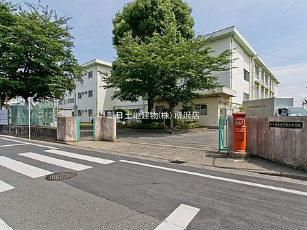 小平市立小平第三中学校まで徒歩11分　824ｍ！無理のない通学距離で、生活とのバランスが良好な立地です。