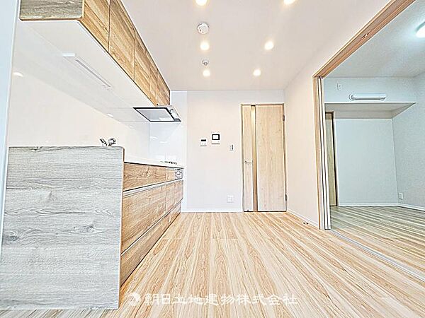 キッチン背面にゆとりのあるスペースです。冷蔵庫や収納を配置しやすく、家事動線がすっきり整います。