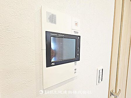 追い炊きパネル付きで、お湯の温度や量を簡単に調整可能です。家族が快適に入浴できる便利な設備です。 