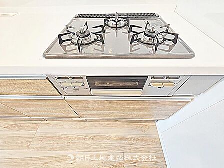 3口コンロ付きのキッチンです。複数の料理を同時に調理でき、忙しい家事や日常の料理を効率よく行える設備です。 