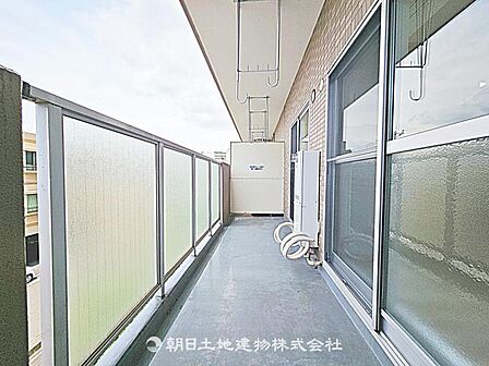【バルコニー】バルコニー付きの住まいです。日差しが差し込み、風通しも良く、洗濯やおうち時間を快適に過ごせます。 