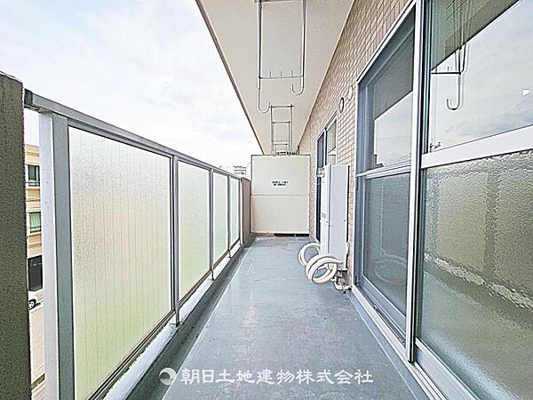 【バルコニー】バルコニー付きの住まいです。日差しが差し込み、風通しも良く、洗濯やおうち時間を快適に過ごせます。