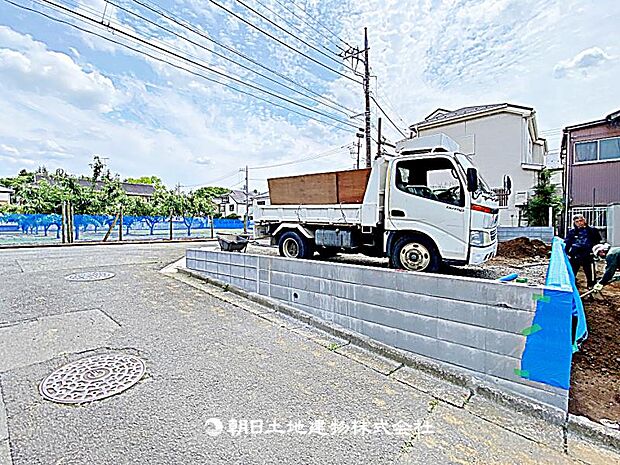 現在建築中の現場で工事進行中です。現地写真（2026年6月11日撮影）をご覧ください。