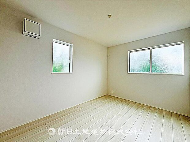 2面採光で明るく風通しの良い居室です。自然光が差し込み、居心地の良い快適な空間となっています。