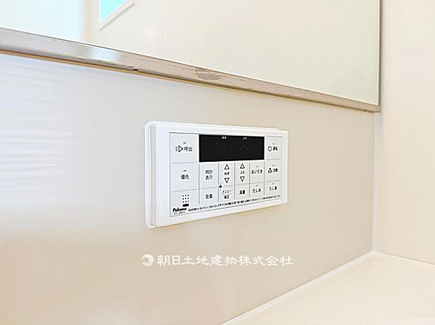 追い炊きパネル付きで、お湯の温度や量を簡単に調整可能です。家族が快適に入浴できる便利な設備です。