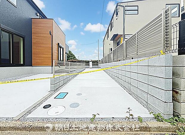 縦列駐車タイプの駐車場です。複数台駐車が可能で、通勤や買い物時にも便利に活用できる快適な空間です。