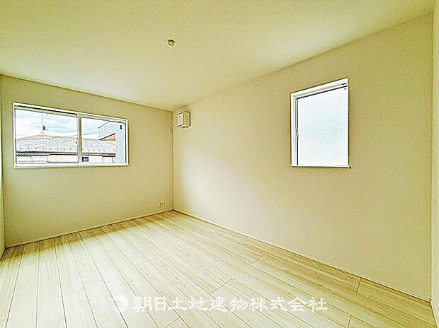 2面採光で明るく風通しの良い居室です。自然光が差し込み、居心地の良い快適な空間となっています。