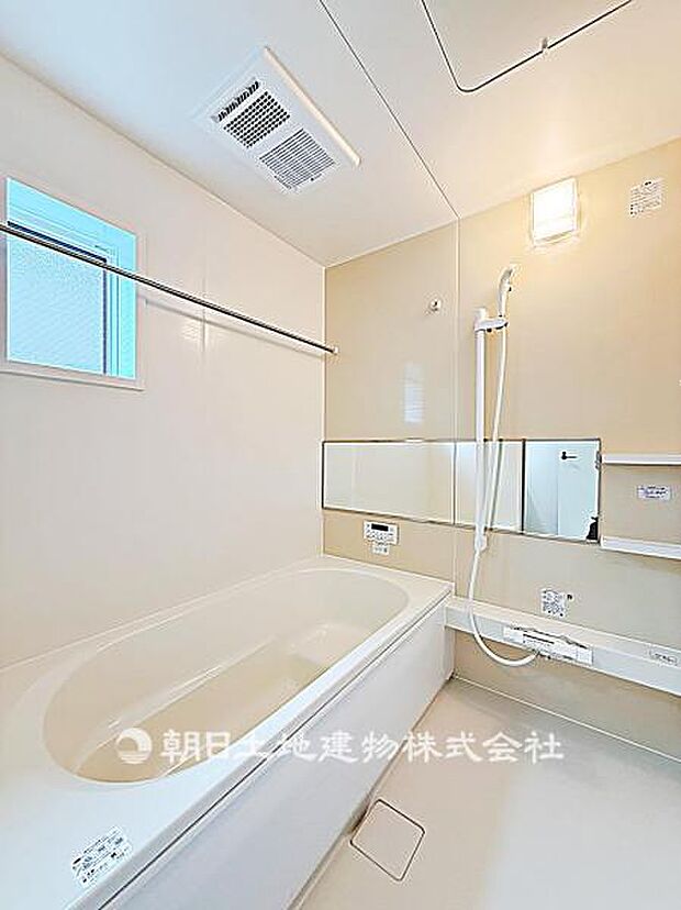 清潔感のあるユニットバスです。浴室と洗面が一体となっており、掃除がしやすく日常使いに便利な仕様です。