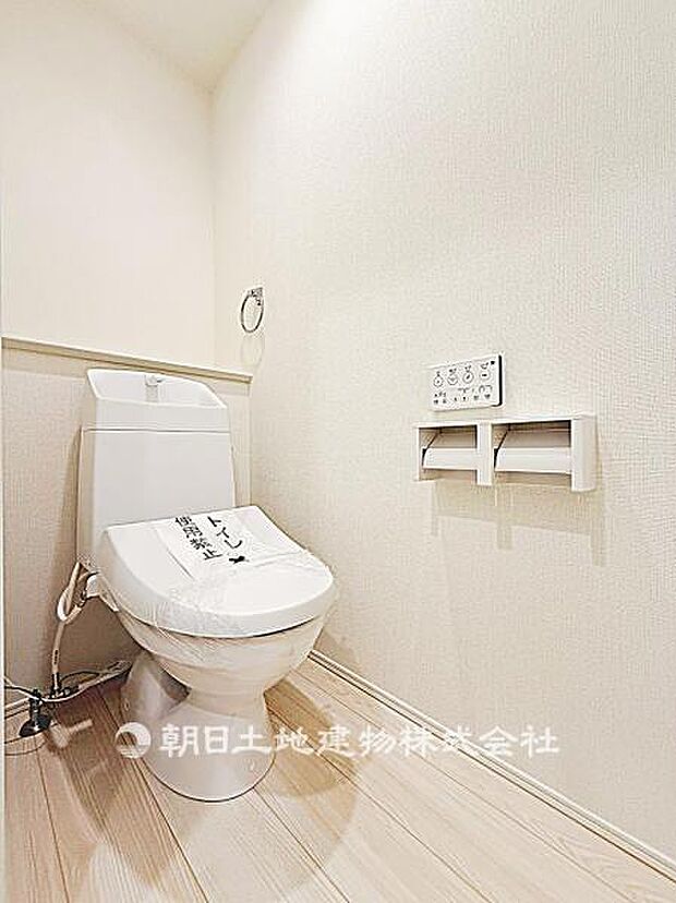 シャワートイレ付きのトイレです。快適性に配慮した設備で、毎日の使用を気持ちよくサポートします。