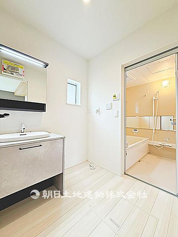 ゆとりのある広い脱衣所です。着替えや身支度がしやすく、洗濯作業もゆったり行える使い勝手の良い空間です。