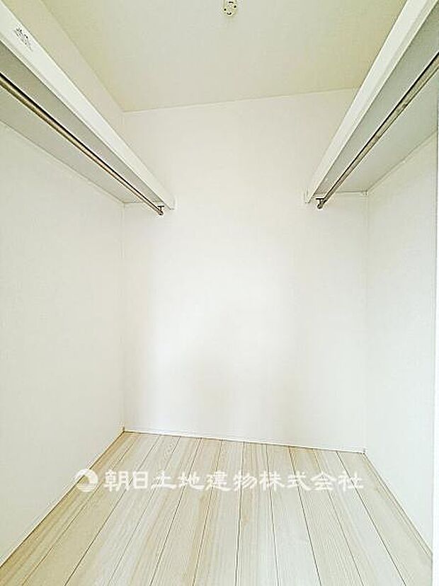 収納力の高いウォークインクローゼットです。衣類や小物を効率よく整理でき、生活動線もスムーズです。