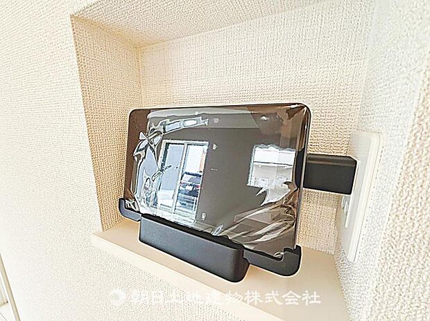 リビングにはタッチパネルが設置してあります。TVモニター付きインターホンとして利用でき来客時も安心です。