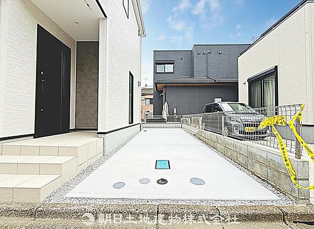 駐車場1台分付きです。家族の車や来客用にも対応でき、生活に便利な動線を確保した快適な住まいです。