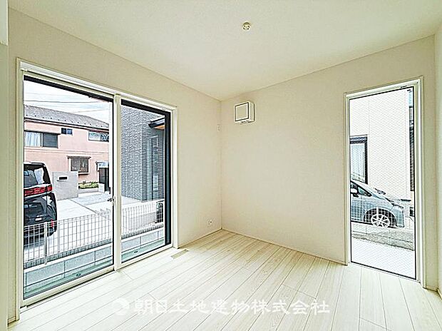 リビング横の洋室はお子様の遊び場や来客時の客間と多用途に活躍します。