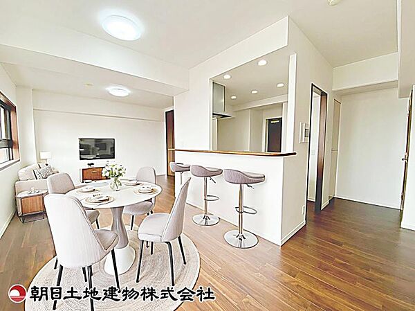 【リビング】無駄を省いたリビング空間です。必要な家具を配置しても圧迫感が出にくく、すっきりと暮らせます。（家具等はCG加工です）