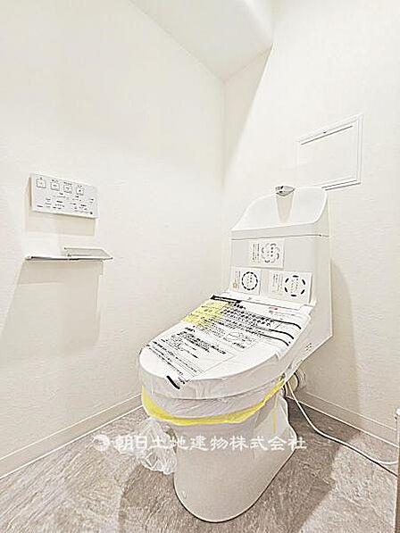 【トイレ】シャワートイレ付きのトイレです。快適性に配慮した設備で、毎日の使用を気持ちよくサポートします。