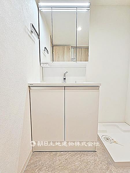 【洗面所】収納力のある3面鏡付き洗面台です。身支度がしやすく、洗面用品もすっきり片付けられる実用的な空間です。