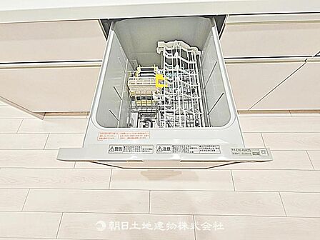 食洗器が備わったキッチンです。家事の効率が上がり、時間を有効に使えるため、快適で便利な生活をサポートします。