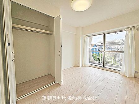 【居室】バルコニーに面した明るい居室です。採光が良く風通しも良いため、開放感のある快適な空間となっています。