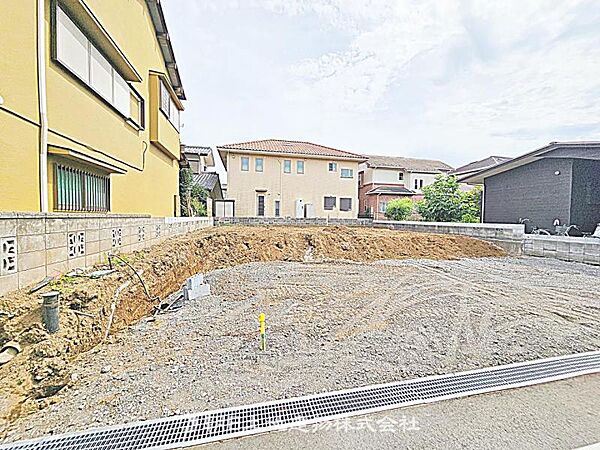 建築条件付きの更地です。条件内で理想の住まいをプラン可能。現地写真（2026年8月28日撮影）をご覧ください。