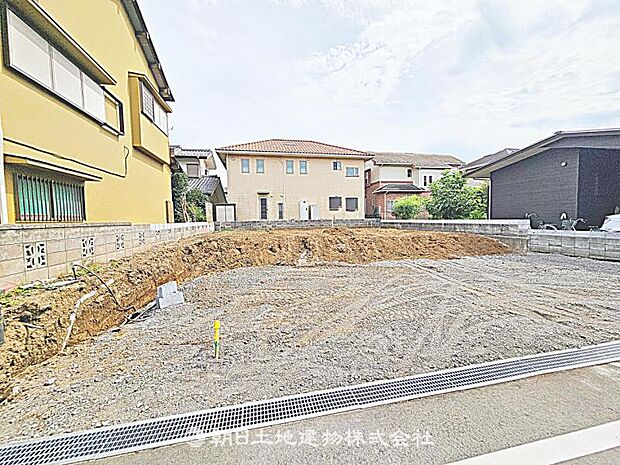 建築条件付きの更地です。条件内で理想の住まいをプラン可能。現地写真（2026年8月28日撮影）をご覧ください。