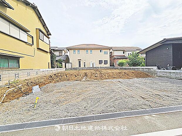建築条件付きの更地です。条件内で理想の住まいをプラン可能。現地写真（2026年8月28日撮影）をご覧ください。