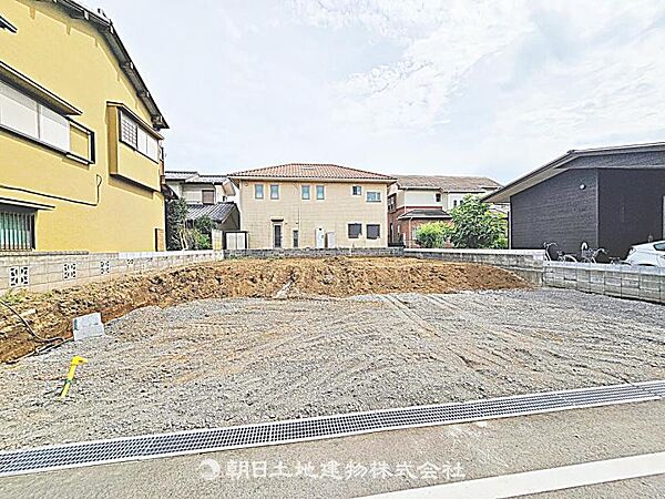 建築条件付きの更地です。条件内で理想の住まいをプラン可能。現地写真（2026年8月28日撮影）をご覧ください。
