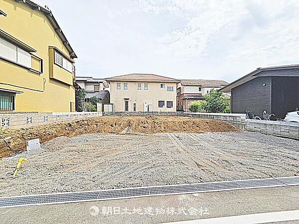 建築条件付きの更地です。条件内で理想の住まいをプラン可能。現地写真（2026年8月28日撮影）をご覧ください。