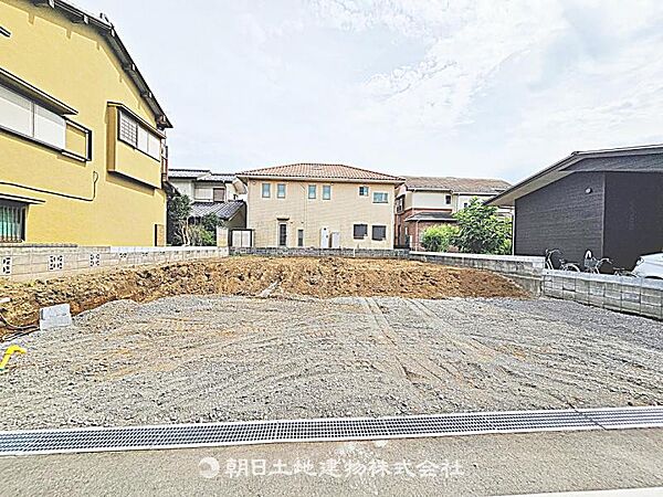 建築条件付きの更地です。条件内で理想の住まいをプラン可能。現地写真（2026年8月28日撮影）をご覧ください。