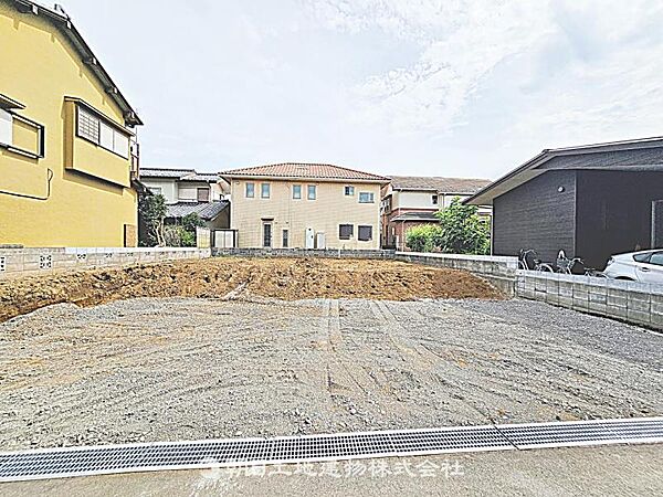 建築条件付きの更地です。条件内で理想の住まいをプラン可能。現地写真（2026年8月28日撮影）をご覧ください。