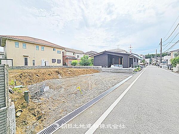 前面道路が広く、車の通行や駐車がしやすい立地です。開放感があり、快適に生活できる住まいです。