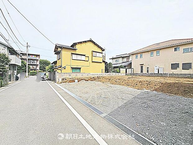建築条件付きの更地です。条件内で理想の住まいをプラン可能。現地写真（2026年8月28日撮影）をご覧ください。