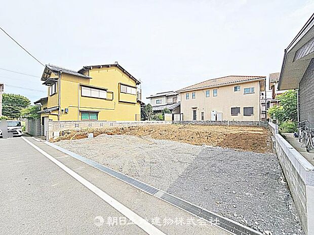 建築条件付きの更地です。条件内で理想の住まいをプラン可能。現地写真（2026年8月28日撮影）をご覧ください。