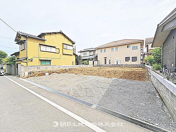建築条件付きの更地です。条件内で理想の住まいをプラン可能。現地写真（2026年8月28日撮影）をご覧ください。