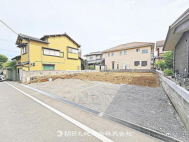 建築条件付きの更地です。条件内で理想の住まいをプラン可能。現地写真（2026年8月28日撮影）をご覧ください。