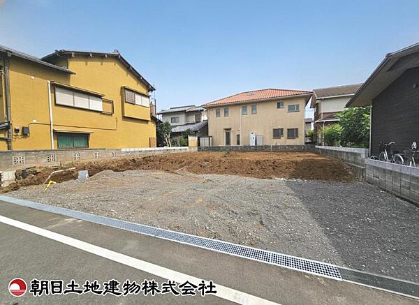 建築条件付きの更地です。条件内で理想の住まいをプラン可能。現地写真（2026年8月28日撮影）をご覧ください。