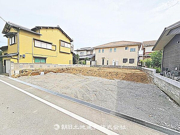 建築条件付きの更地です。条件内で理想の住まいをプラン可能。現地写真（2026年8月28日撮影）をご覧ください。