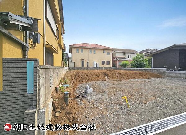 建築条件付きの更地です。条件内で理想の住まいをプラン可能。現地写真（2026年8月28日撮影）をご覧ください。