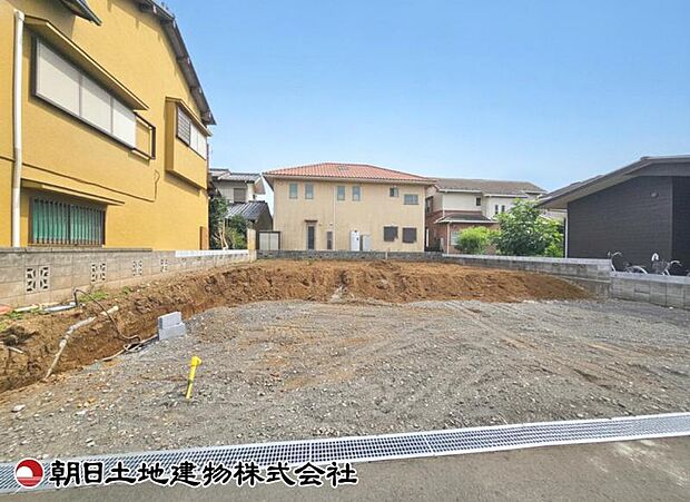 建築条件付きの更地です。条件内で理想の住まいをプラン可能。現地写真（2026年8月28日撮影）をご覧ください。