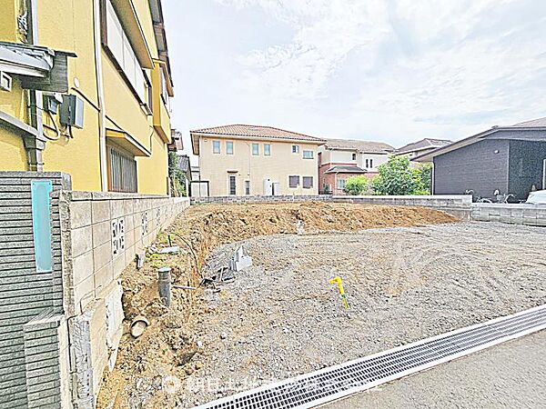 建築条件付きの更地です。条件内で理想の住まいをプラン可能。現地写真（2026年8月28日撮影）をご覧ください。