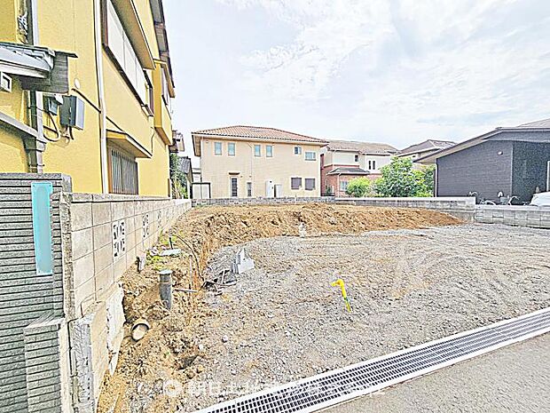 建築条件付きの更地です。条件内で理想の住まいをプラン可能。現地写真（2026年8月28日撮影）をご覧ください。