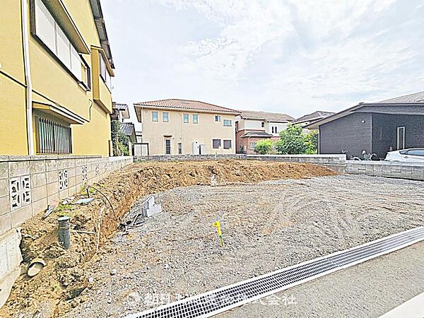 建築条件付きの更地です。条件内で理想の住まいをプラン可能。現地写真（2026年8月28日撮影）をご覧ください。