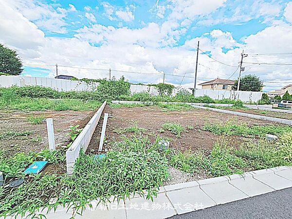 建築条件付きの更地です。条件内で理想の住まいをプラン可能。現地写真（2026年8月14日撮影）をご覧ください。